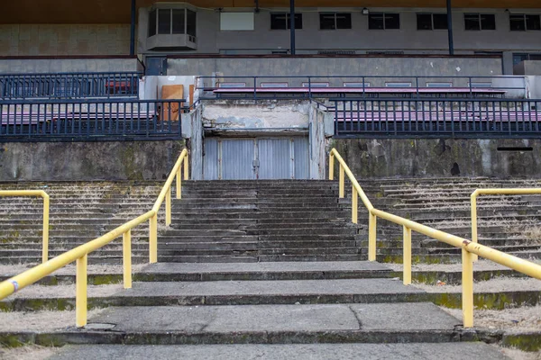 多くの観客のための古いスタジアム。放棄されたグランドスタンドや建物 — ストック写真