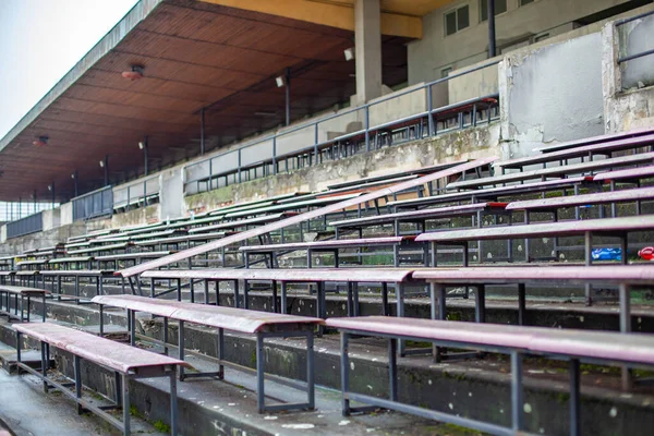 Régi stadion nagyszámú nézőnek. Elhagyott tribünök és épületek — Stock Fotó