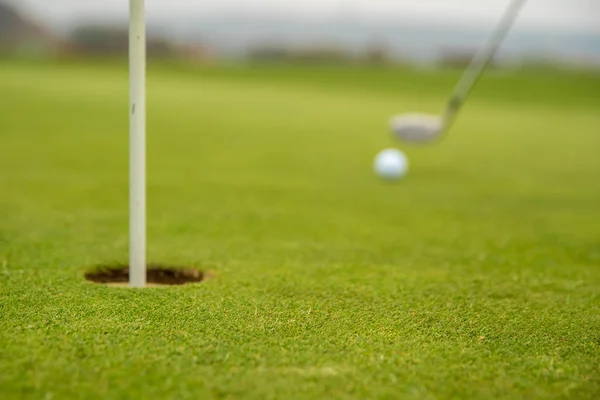 Bola de golfe no campo de golfe antes de bater no poço — Fotografia de Stock