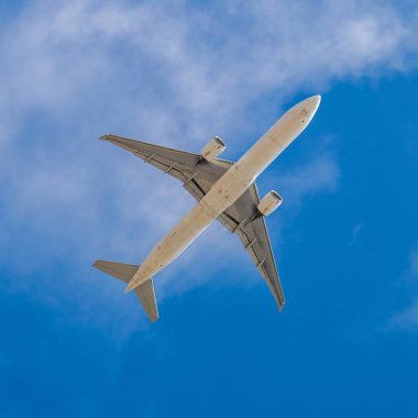 Mavi gökyüzü ve güzel havada güvenli bir uçuş.