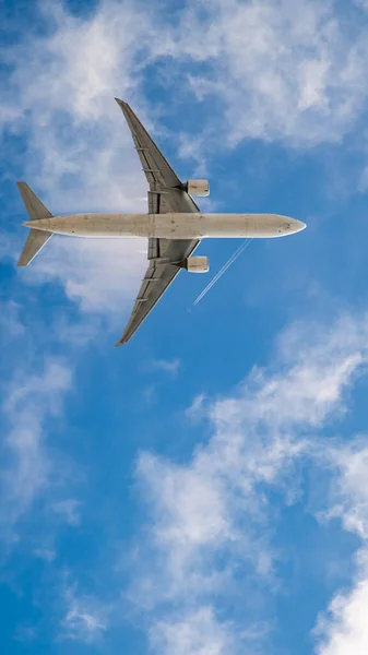 Flygplan på blå himmel, bakgrundsbild för mobiltelefon — Stockfoto