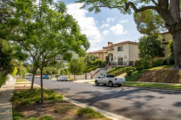 Streets and homes in wealthy neighborhoods large cities america — Stock Photo, Image