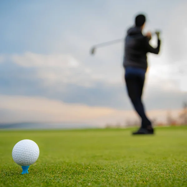 Batendo bolas de golfe em um campo gramado no torneio no outono — Fotografia de Stock