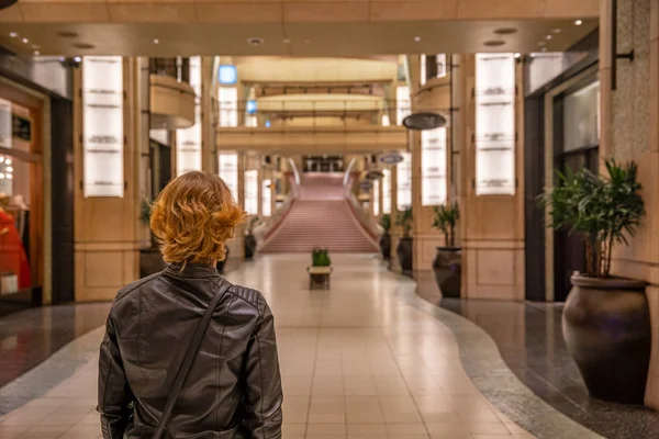 Mujer en Hollywood Dolby Theater sueña con caminar sobre una alfombra roja para la estatuilla de Oscar al mejor papel de actuación en el cine — Foto de Stock