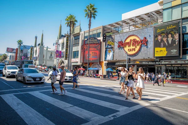 Лос-Анджелес - 5 сентября 2019 года: Пешеходный переход по Голливудскому бульвару рядом с кафе Hard Rock — стоковое фото