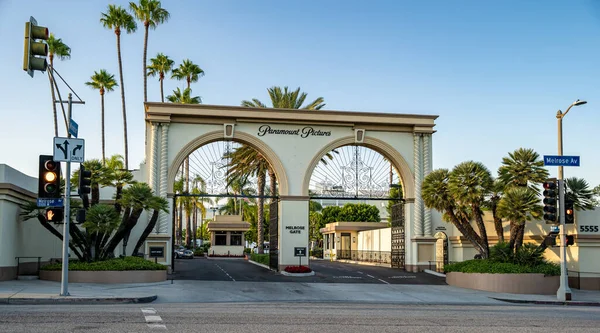 Los Angeles - sSeptember 5, 2019: The main gate to Paramount Pictures from Melrose Avenue — стоковое фото