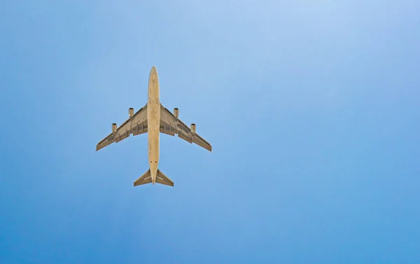 Passagerarplan på blå himmel — Stockfoto
