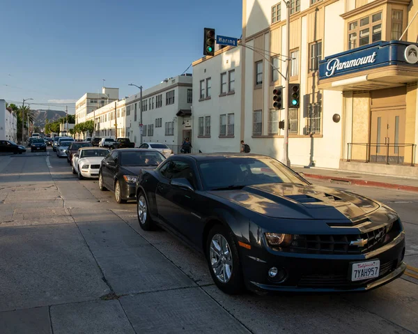 Los Angeles - september 4, 2019: The view of the Hollywood sign from the street next to Paramount Pictures — Stock Photo, Image