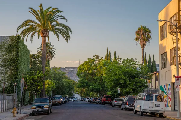 Los Angeles - september 4, 2019: Look up the Hollywood sign from the streets of Los Angeles — Stock Photo, Image