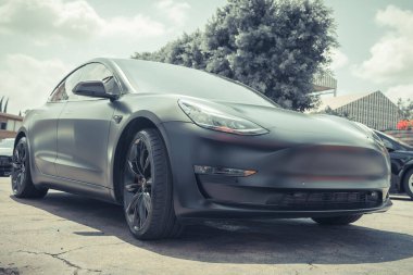 Şehrin göbeğine park edilmiş elektrikli araba.