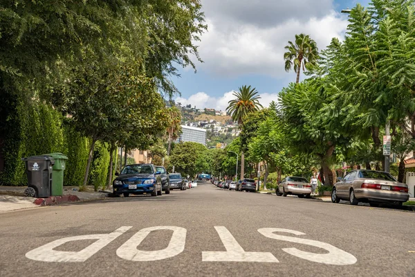Лос-Анджелес - 10 сентября 2019 г.: остановка надписи перед перекрестком в городе — стоковое фото