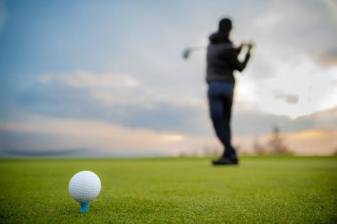 Golf sahasındaki golfçü.