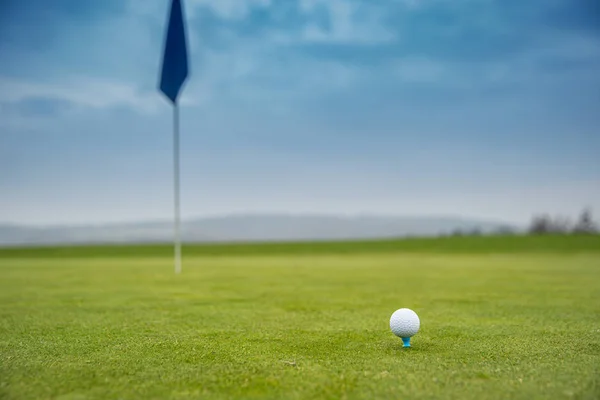 Μπάλα γκολφ στο πράσινο — Φωτογραφία Αρχείου