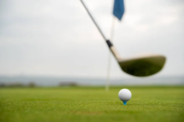 Golfová hra na zeleném hřišti s míčem a tyčí — Stock fotografie