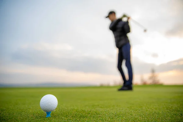 Batting golf balls on a grassy field at the tournament in the fall — Stock Photo, Image