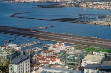 Cebelitarık - 12 Ocak 2020: Bir tepedeki doğa koruma alanındaki bir kaleden Cebelitarık 'ın manzarası