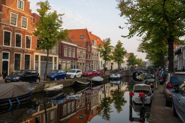 Amsterdam - 27 Ağustos 2019: Amsterdam 'da Kanal ve Sokak