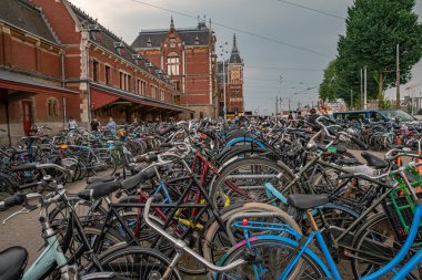 Amsterdam - 27 Ağustos 2019: Hollanda başkentinin sokaklarında bisikletçiler ve bisikletler
