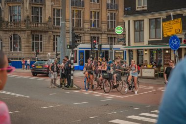 Amsterdam - 27 Ağustos 2019: Hollanda başkentinin sokaklarında bisikletçiler ve bisikletler