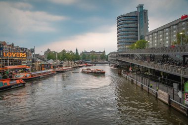 Amsterdam - 27 Ağustos 2019: Hollanda 'nın başkentindeki bir teknede nakliye
