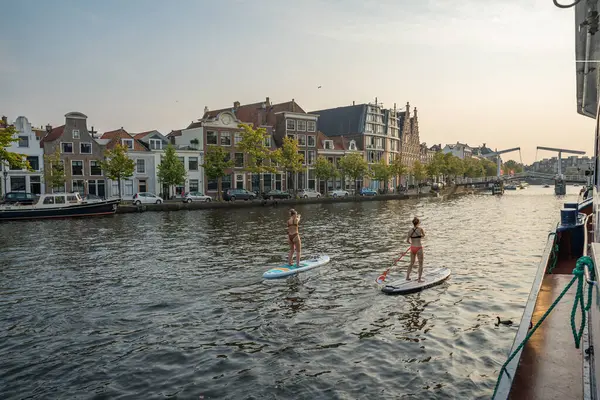 Amsterdam - 27. August 2019: Transport auf Kanälen auf einem Paddelbrett der Hauptstadt der Niederlande — Stockfoto