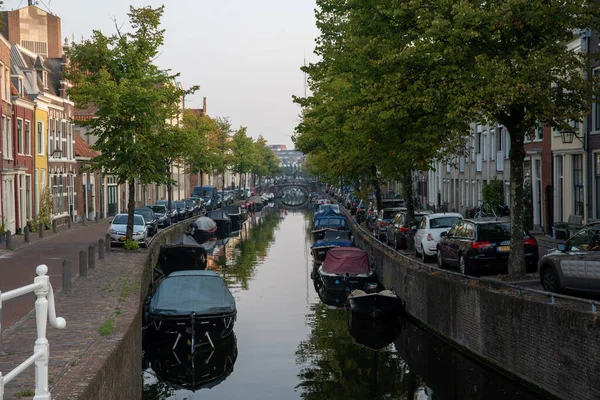 Amsterdam - 27 augustus 2019: Kanaal en straat in Amsterdam in de zomer — Stockfoto