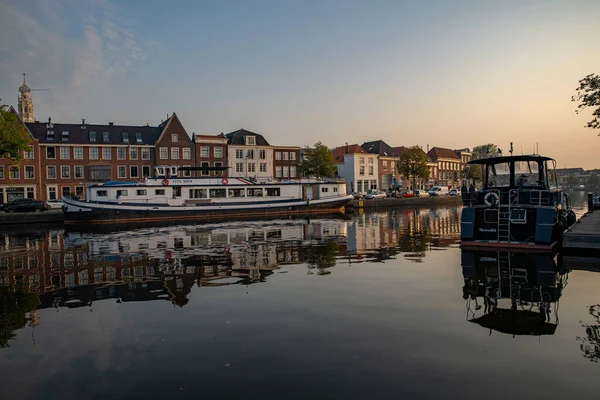 Amsterdam - 27 augustus 2019: Kanaal en straat in Amsterdam in de zomer — Stockfoto