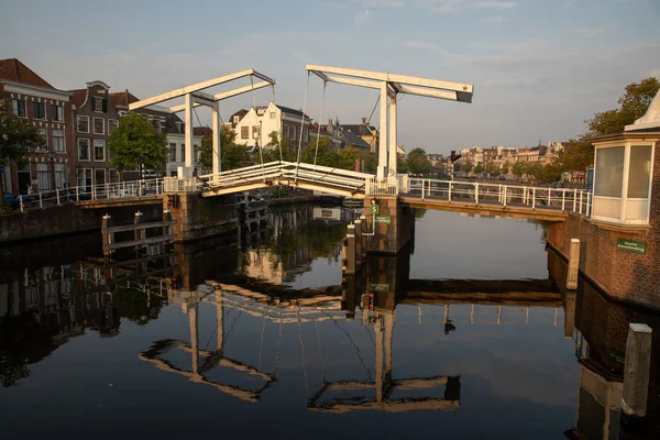 Amsterdam - 27 augustus 2019: Brug aan een kanaal in de hoofdstad van Nederland — Stockfoto