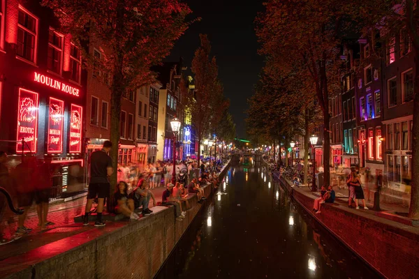 Amsterdam - 27 agosto 2019: la vita notturna nelle strade della capitale dei Paesi Bassi — Foto Stock