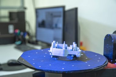 Lazer kullanarak plastik pervazların 3D taraması ve ölçümü için teknik olarak profesyonel makine