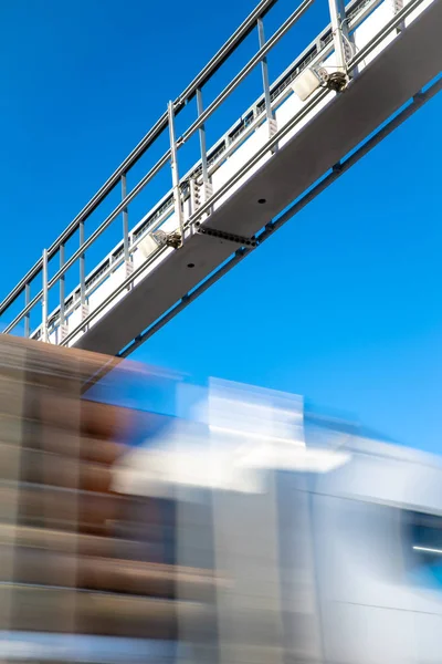 Unidad de camión a través de la carretera a través de la puerta de peaje, cargos de peaje, movimiento borroso en la imagen — Foto de Stock