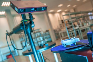 Lazer kullanarak plastik pervazların 3D taraması ve ölçümü için teknik olarak profesyonel makine