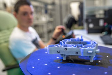 Lazer kullanarak hareket panelindeki tarama ürünü için profesyonel 3D tarayıcı. Kalite mühendisi robotu bir bilgisayar ve joystick yardımıyla kontrol ediyor.
