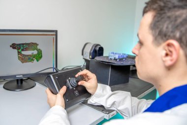 Mühendis yüksek kaliteli plastik bileşeni 3D tarayıcı ile tarıyor, oyun kolu kullanarak platformu döndürüyor