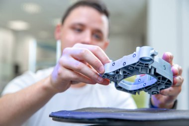 Lazer kullanarak plastik pervazların 3D taraması ve ölçümü için teknik olarak profesyonel makine