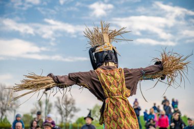 Cadıların geleneksel yakılışı sırasında yanmak için paçavralardan bir cadı modeli