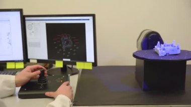 Lazer kullanarak plastik pervazların 3D taraması ve ölçümü için teknik olarak profesyonel makine