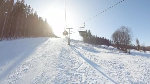 Funicular na colina nevada da estância de esqui no tempo de inverno — Vídeo de Stock