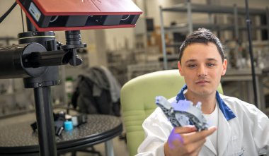 Lazer kullanarak plastik pervazların 3D taraması ve ölçümü için teknik olarak profesyonel makine.