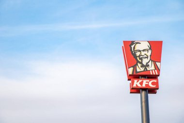Olomouc - 13 Şubat 2020: Marka satış yolu boyunca reklam kalkanlarında Kfc logosu