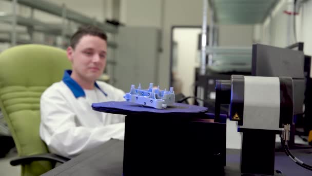 Quality engineer onderzoekt een monster gescand met een laser op een 3D-scan in een onderzoekslaboratorium — Stockvideo