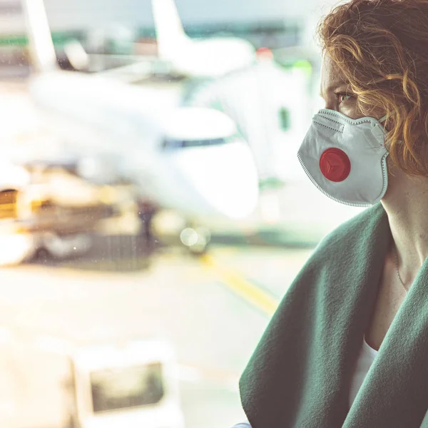 Жінка в аеропорту з маскою на голові для захисту від вірусу. Аеропорти, пов'язані з коронавірусом — стокове фото