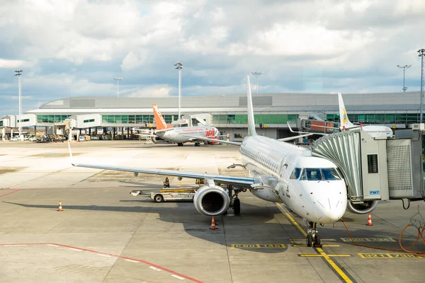Sofía - 7 de marzo de 2020: Aviones en el aeropuerto internacional en la capital de Bulgaria — Foto de Stock