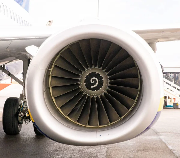 Uma turbina de uma aeronave de pé num aeródromo durante uma inspeção técnica — Fotografia de Stock