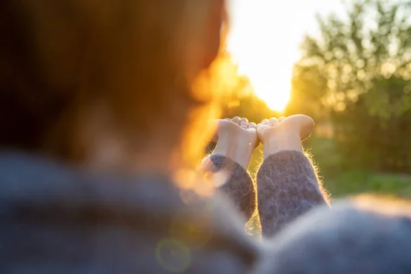 Jovem mulher no parque recebe nascer do sol — Fotografia de Stock