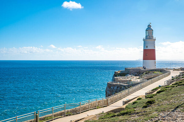 Маяк на берегу моря как навигатор для кораблей
