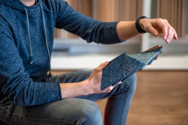 Dükkandaki renkli halı numunesi.