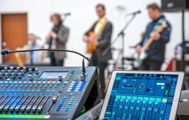 Konserde bir müzik grubunun sesini kontrol etmek için ses karıştırma konsolu