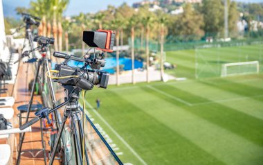 Futbol maçında video kaydı ve iletimi için kamera