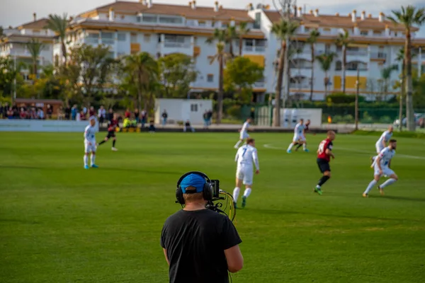 Kameraman fotografering direktsändning från fotbollsmatch till TV och internet — Stockfoto